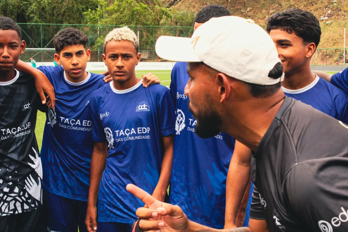 Treinador Ailton Ferreira passa orientações à equipe